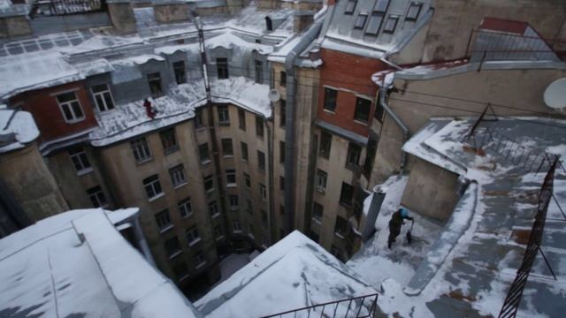 Очистка снега и льда с крыши (Петроградка 11.01.2013) MVI 1480 смотреть онлайн