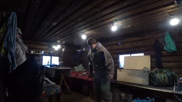 Привёз КОШКУ С ЩЕНКОМ В ТАЙГУ / -30 на улице. ЖИВЁМ В ИЗБУШКЕ / ОХОТА НА РЯБЧИКА И БЫТ В ЗИМОВЬЕ. смотреть онлайн