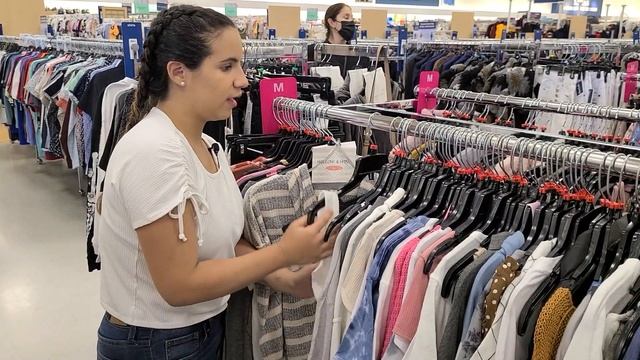 Blind Girl Shops For Clothes смотреть онлайн