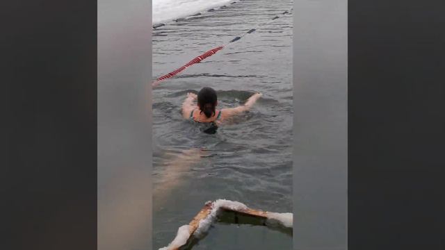 Марафон 300 метров в ледяной воде. На старте Елена Б. и Ольга П.