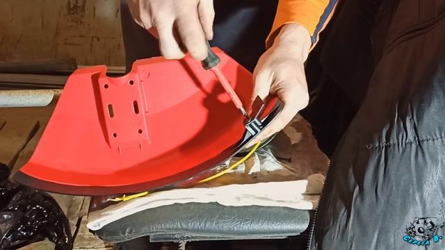 Не для профессионалов! Замена защитного кожуха на бензокосе. Триммер. смотреть онлайн