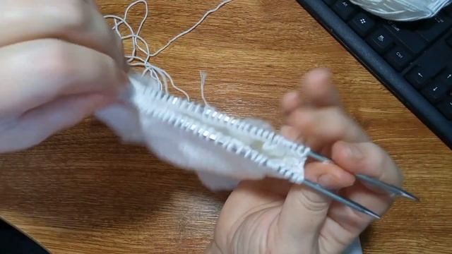 Очень простой способ вязания ластовицы при вязании штанишек с низу в верх.