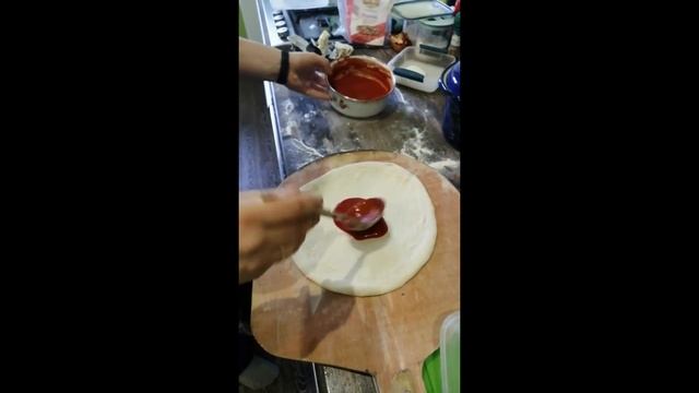 ПОМПЕЙКА. Пицца 4 сыра, из дровяной печи/ Раскатка теста смотреть онлайн