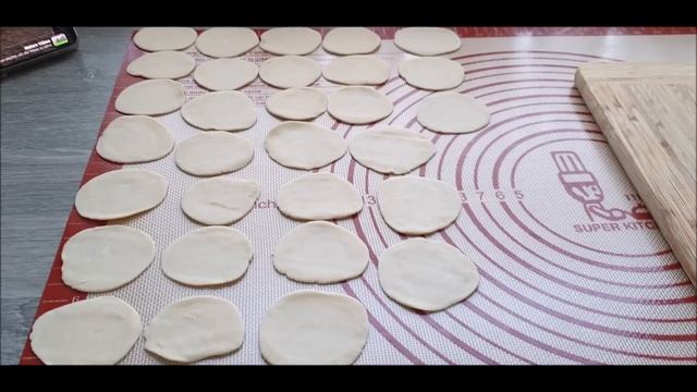 Куриный бульон с пельменями!Салат с баклажан! смотреть онлайн