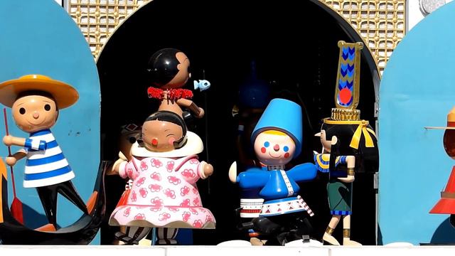 “it’s a small world” Clock parade Disneyland 2022 (multi-angle) смотреть онлайн