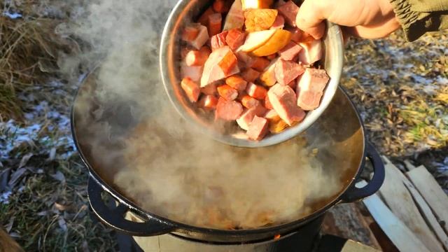 3 (три) Вида копченостей с тушёной капустой и грибами | готовим на природе. смотреть онлайн