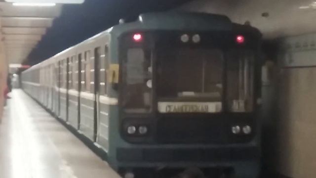 81-717/714.5М и 81-717.5 На станции Печатники смотреть онлайн