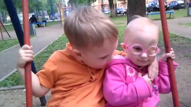 Тёма и Саня качаются на качелях