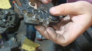 Замена щёток на регуляторе генератора Bosch ( Opel )