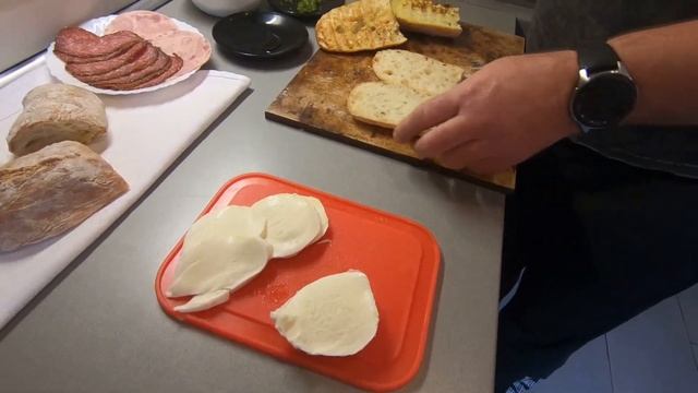 Итальянский бутерброд Панини И Pesto And Mozzarella Panini