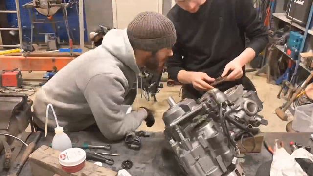 Yamaha xt660x engine assembly PM-E03 pt. 2 смотреть онлайн