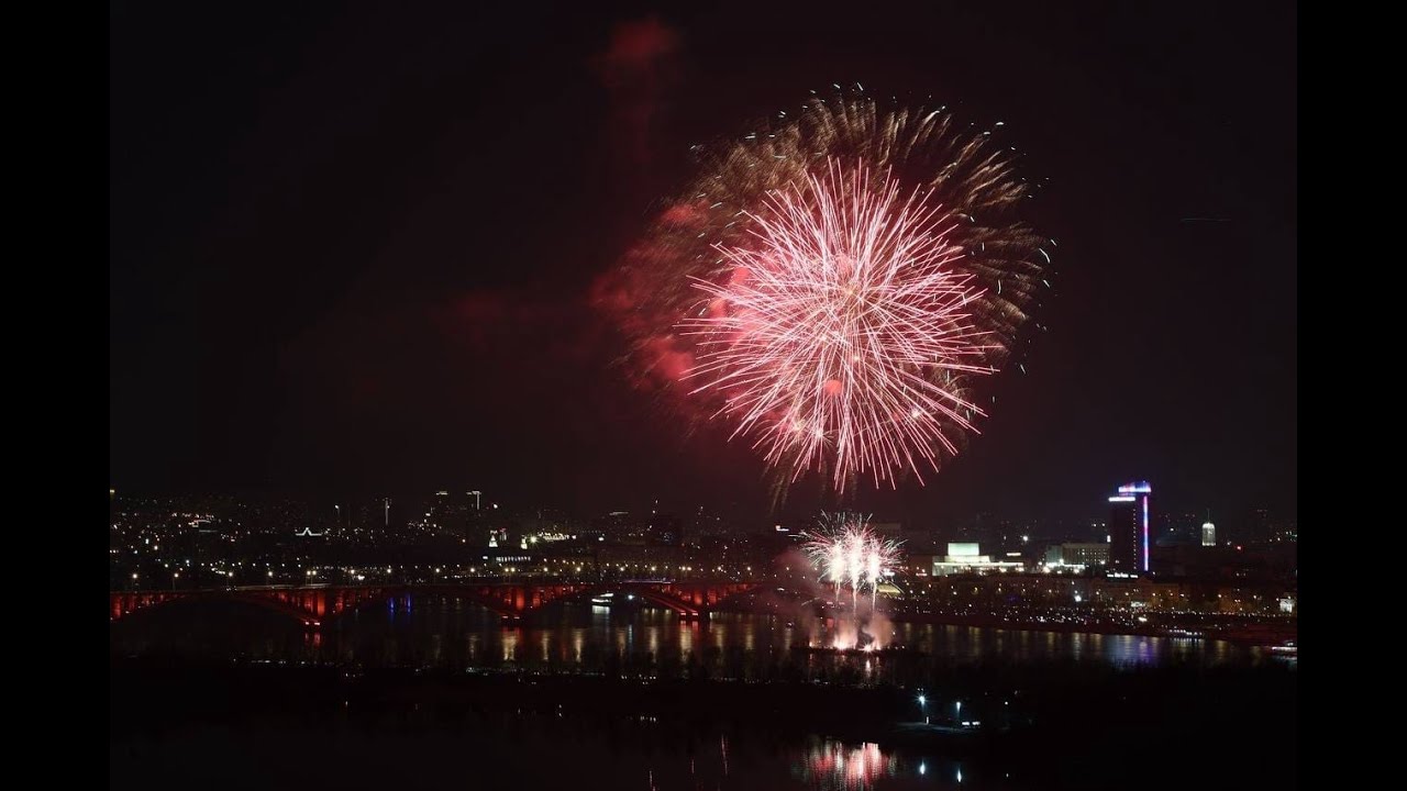 Праздничный салют в г. Красноярске на День Победы || Фейерверк 9 мая 2022 г. смотреть онлайн
