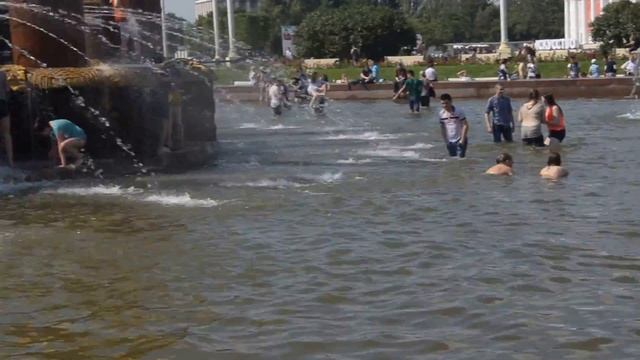 Водная битва на ВДНХ, фонтанные похождения ! / Water battle at ENEA, fountain adventures ! смотреть онлайн