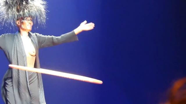 Grace Jones - Slave to the Rhythm (+ hula hoop + band intros) - Royal Festival Hall, London, 10/6/2 смотреть онлайн