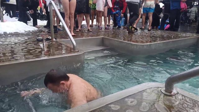 Нам морозы не страшны. Купание в проруби в мороз. Крещение 2022 смотреть онлайн