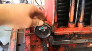 Трактор Т-25 ремонт ДВС замеряем компрессию, давление масла.