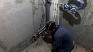 КАК СДВИНУТЬ КАНАЛИЗАЦИОННУЮ ТРУБУ К СТЕНЕ.