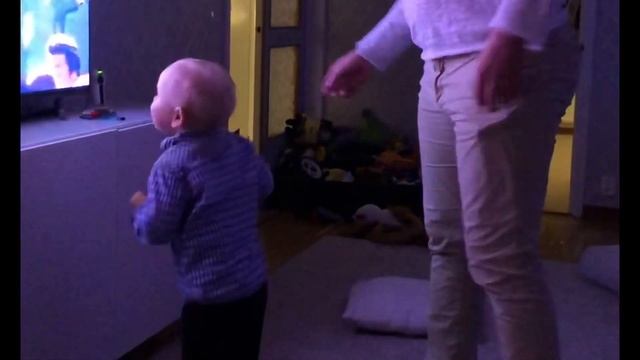 Танцуют все! Крутые и смешные танцы. Таких движений вы ещё не видели! смотреть онлайн