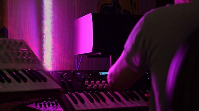 Running on a blade with Korg Wavestate смотреть онлайн