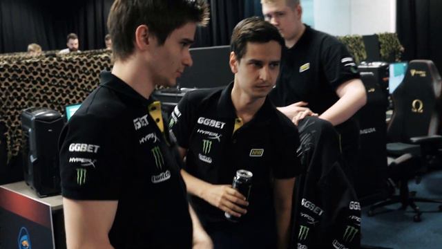 GLL Day 1 - NAVI vs circles on Erangel смотреть онлайн