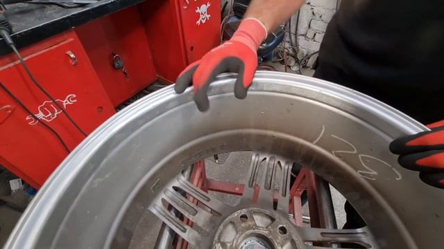 Сварочный шов на автомобильном диске убирать или нет. смотреть онлайн