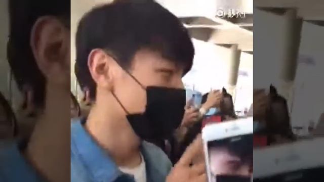 Fancam 160411 Wangqing at PEK airport - Papa sign hand to daughters keep quiet смотреть онлайн