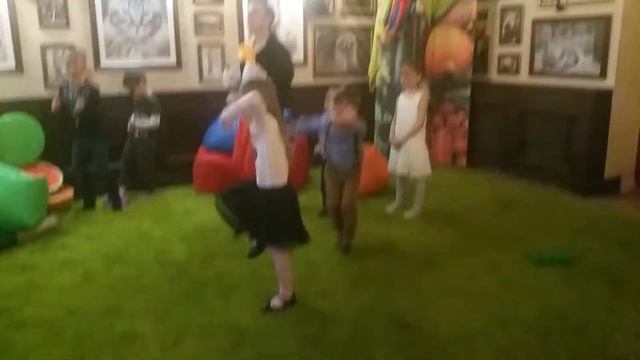 ? VLOG ВАДИМ ЖЖЁТ НА ВЕЧЕРИНКЕ, СУПЕР ТАНЕЦ на ДЕНЬ РОЖДЕНИЕ / ЭМИ грустит смотреть онлайн