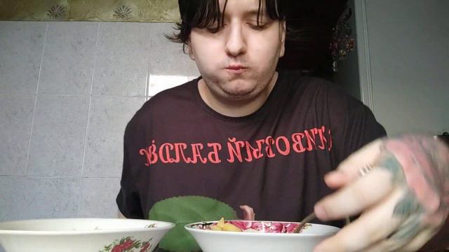 МУКБАНГ КАРТОШКА ЖАРЕНАЯ И САЛАТ ЛЕТНИЙ ОБЖОР смотреть онлайн