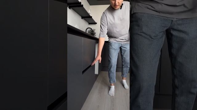 Минималистичная кухня с темными фасадами от компании Екухни смотреть онлайн