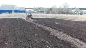 Мини трактор XT-180 в работе, пахота