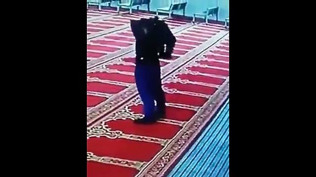 Кража в мечети. Внимание, во время намаза работает карманник! смотреть онлайн