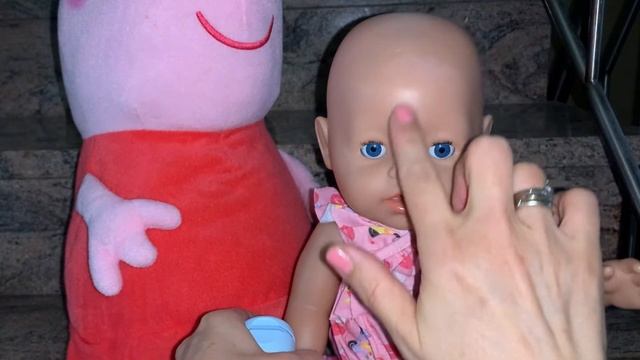 Беби Бон Эмили плачет упала на лестнице Мама мажет волшебным кремом смотреть онлайн