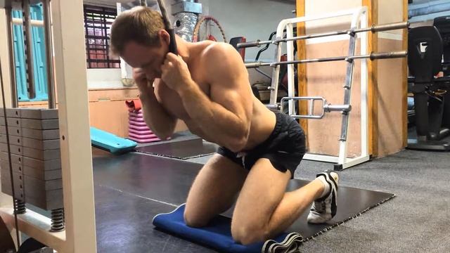 Упражнение молитва // Cкручивания на верхнем блоке для пресса смотреть онлайн