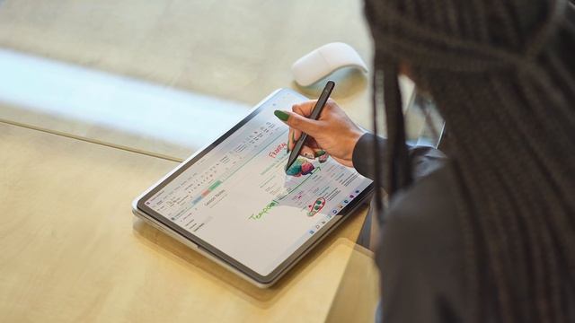 【Surface Laptop Studio】究極の柔軟性！3 つの変形を使いこなそう！ смотреть онлайн