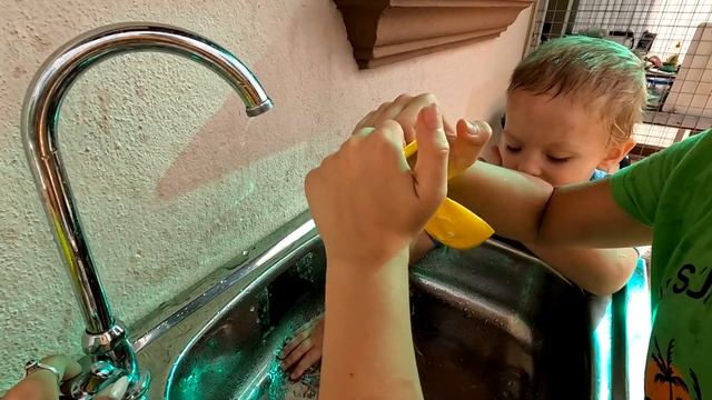 Kids Playing Water in Balloons | Singing Finger Family Song | Learn Colors With Balloons | Fun Play смотреть онлайн