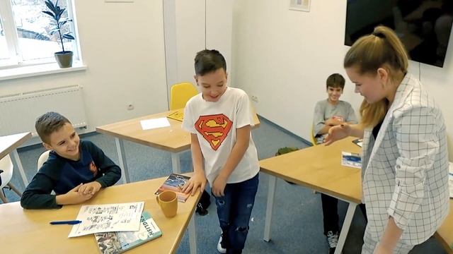 ШКОЛА! Плюнул в ЛИЦО учителя ? УНИЗИЛ перед ВСЕМ КЛАССОМ. Учитель не наказала ШКОЛЬНИКА смотреть онлайн