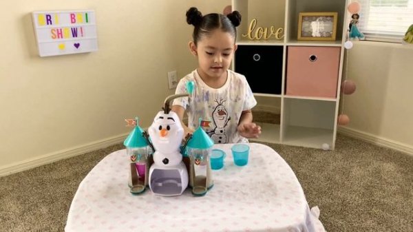 Unboxing Frozen 2 slushy treat maker