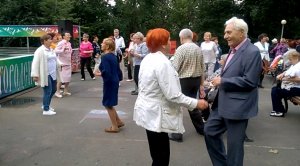 2782 Дискотека парк Танцы песня Я незамужняя нужная Мам иди к нам жители Орла поют танцую город Орёл