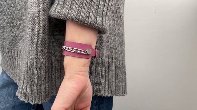 Обзор браслета OMM’s с цепью в цвете фуксия b21c6 на модели смотреть онлайн