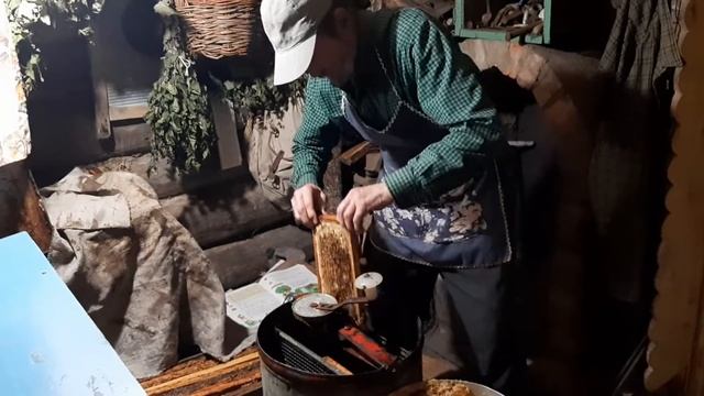 МЕДОГОНКА РУЧНАЯ. Как качать мед медогонкой. смотреть онлайн