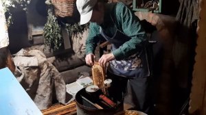 МЕДОГОНКА РУЧНАЯ. Как качать мед медогонкой.