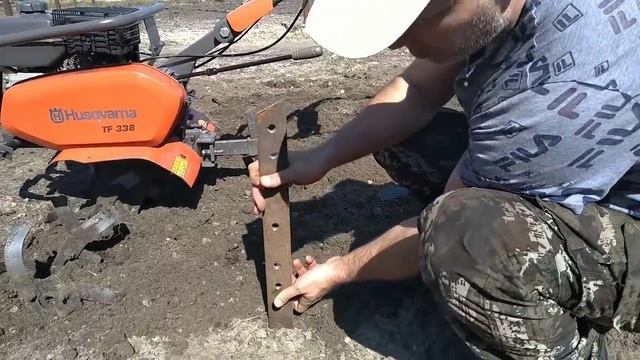 настраиваю глубину сошника мотоблока Хускварна HusqvarnaTF338 как копать огород фрезами смотреть онлайн