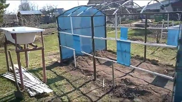 ТЕПЛИЦА СВОИМИ РУКАМИ ИЗ ТОГО, ЧТО ЕСТЬ ПОД РУКАМИ смотреть онлайн