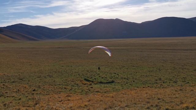 I love paragliding! 7 years old, Castelluccio Italy смотреть онлайн