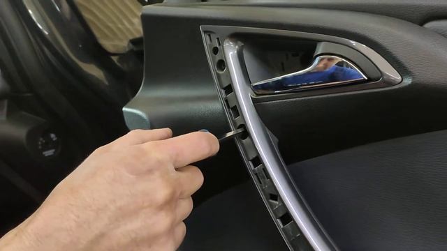 Opel Astra J. Снять обшивку передней двери. смотреть онлайн