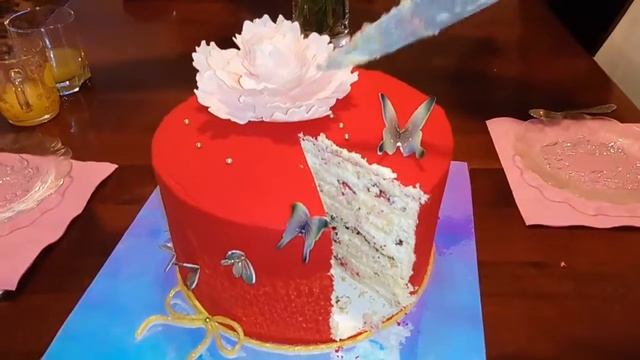 резка нежного велюрового торта смотреть онлайн