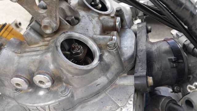 How To: Valve Adjustment on XR650L/XR600 смотреть онлайн