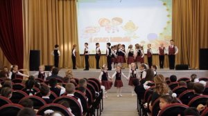 Танцы под песню "Учат в Школе, Учат в Школе, Учат в Школе"
