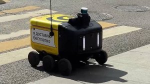 Соблюдает ПДД и объезжает препятствия: как робот-курьер доставляет заказ