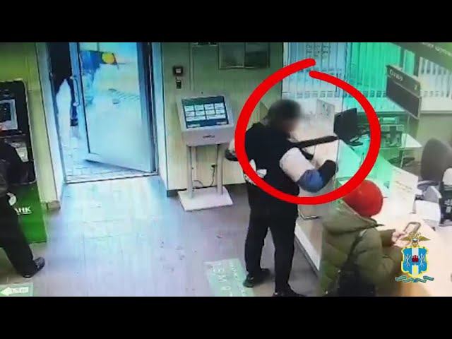 Полицейские задержали троих фигурантов, причастных к происшествию в одном из банков города смотреть онлайн